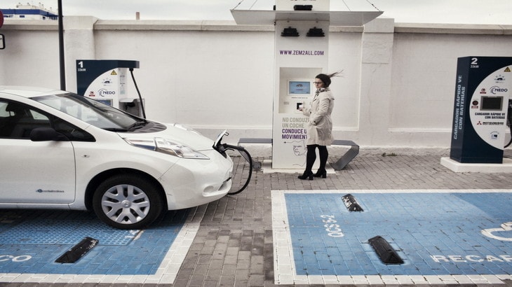 Auto elettriche, il divieto di sosta tutela i parcheggi con colonnina