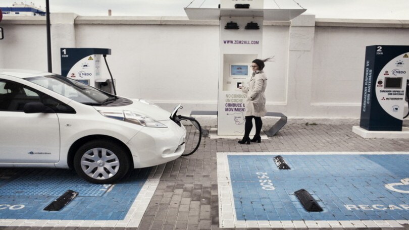 Auto elettriche, il divieto di sosta tutela i parcheggi con colonnina