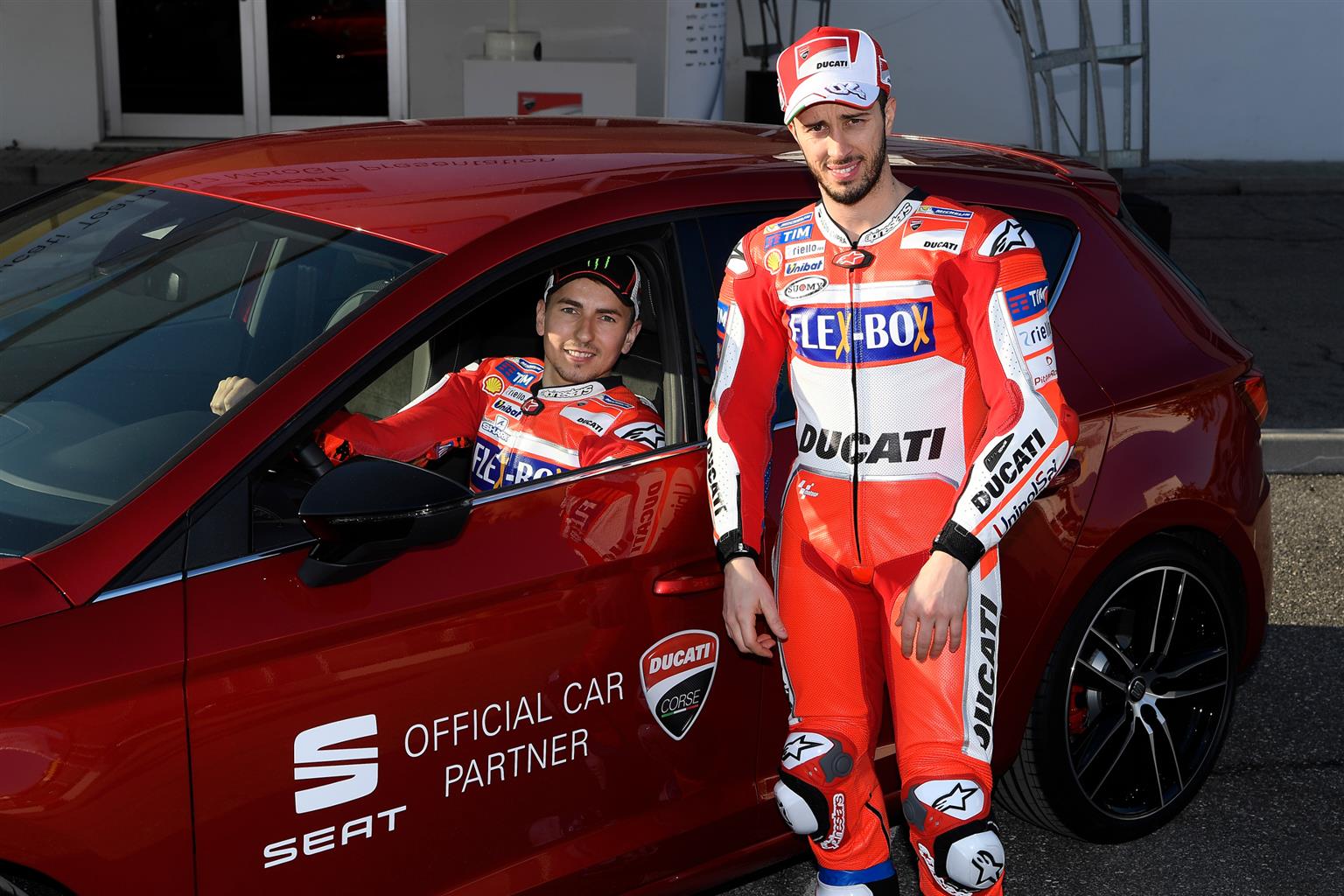 Abarth e Seat, sfida a distanza sulle MotoGP di Rossi e Lorenzo