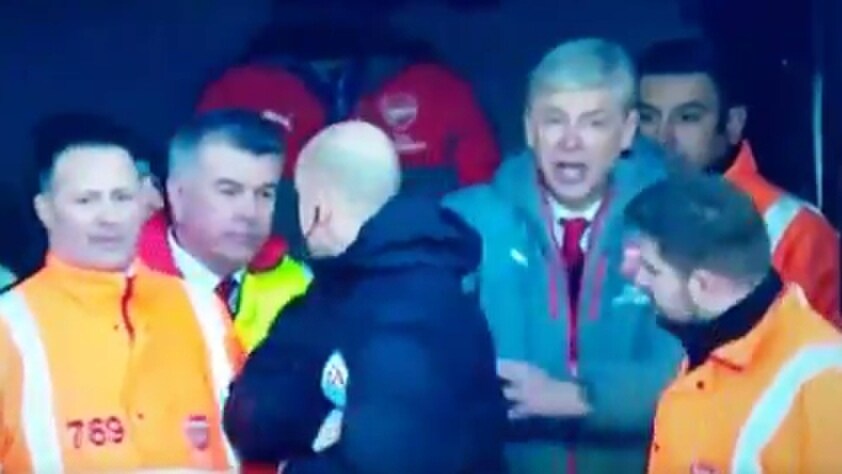 Rigore contro l'Arsenal in pieno recupero, Wenger spintona il quarto uomo