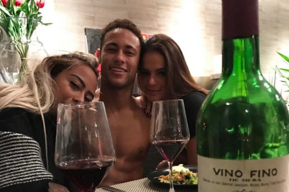 Neymar se la gode: beato tra le donne e buon vino