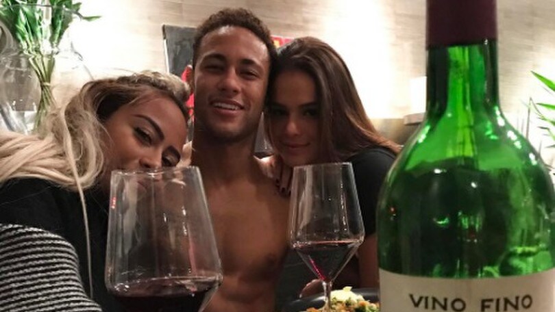 Neymar se la gode: beato tra le donne e buon vino