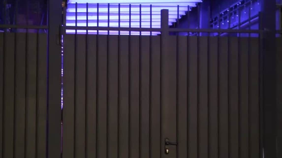 La macchina di Niang lascia l'hotel