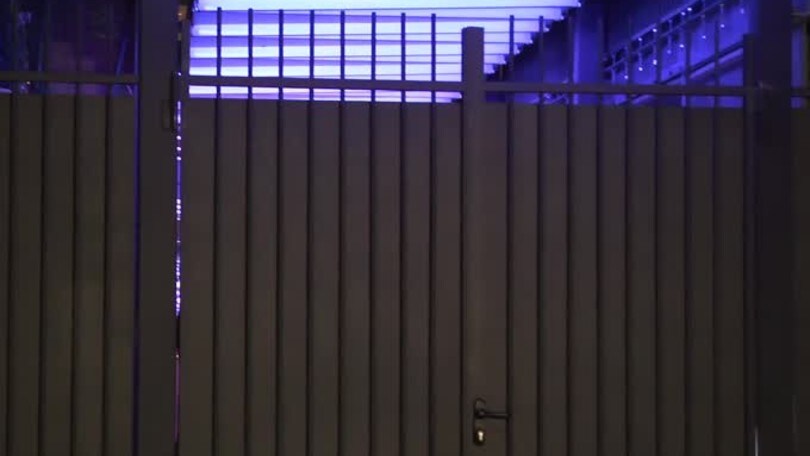 La macchina di Niang lascia l'hotel