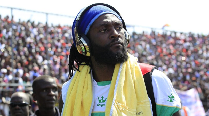 Calciomercato, niente Lione per Adebayor? Colpa di whisky e sigarette