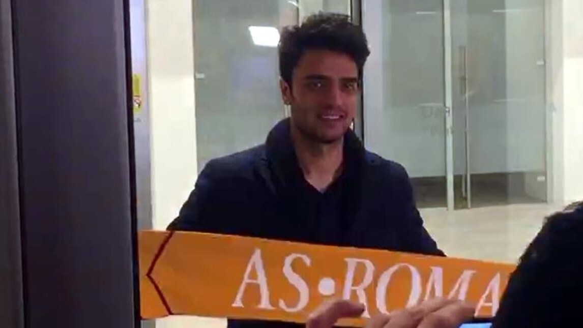 Ecco Grenier con la sciarpa della Roma