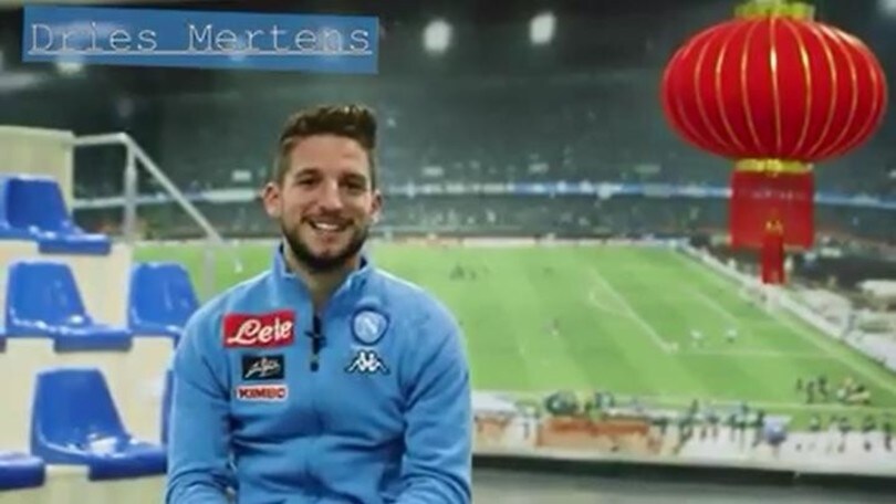 Napoli, Mertens alle prese con il cinese. Auguri per il Capodanno