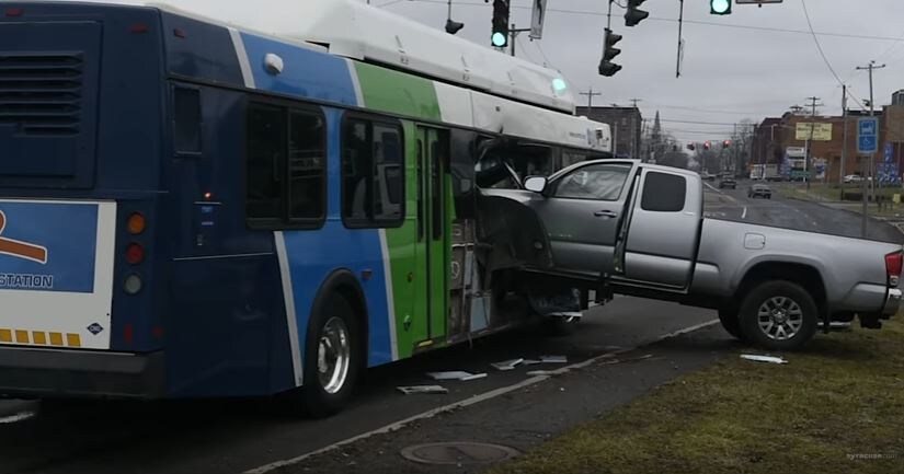 Toyota Tacoma VS Bus: ha la meglio il pick-up