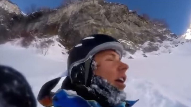 Caduta fortunata! Lo sciatore precipita da un dirupo...e si rialza illeso