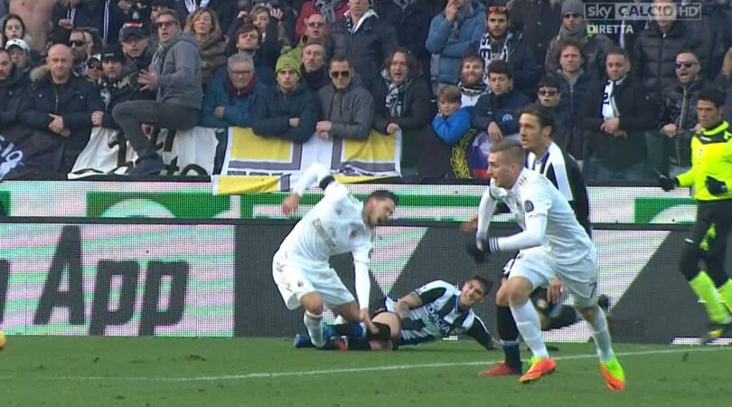 Milan ko a Udine ma i tifosi si infuriano con l'arbitro Banti