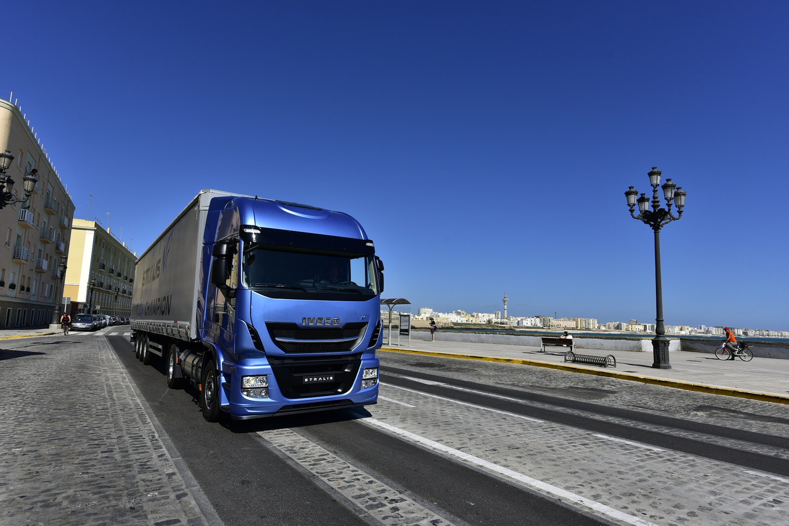 Camion a gas, la nuova frontiera del trasporto pesante