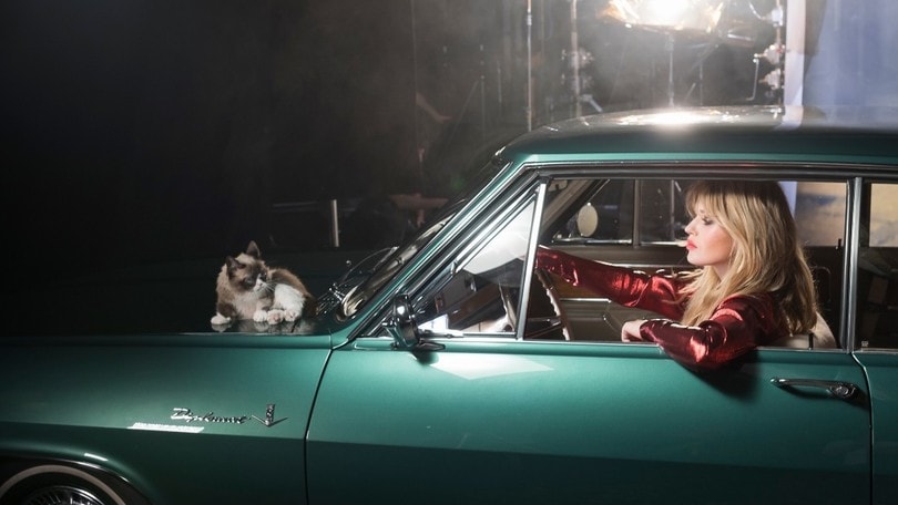 Opel, il Calendario 2017 con la figlia di Mick Jagger