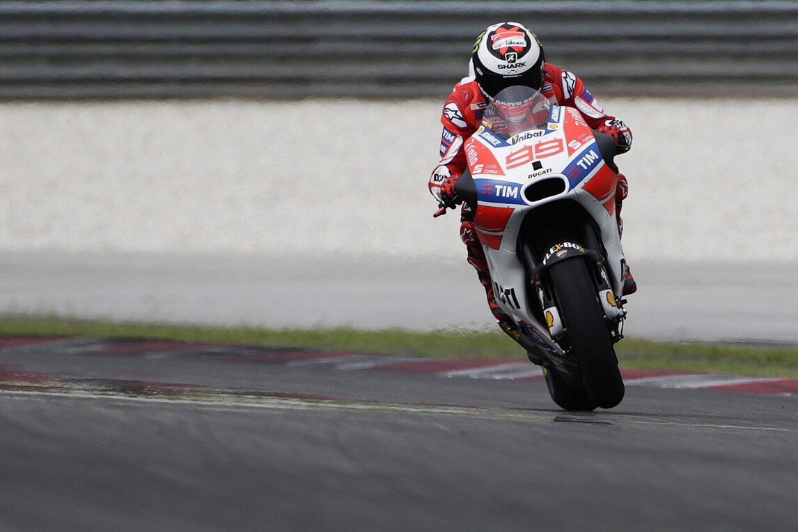 MotoGp, Lorenzo: «Ho bisogno di tempo per adattarmi»