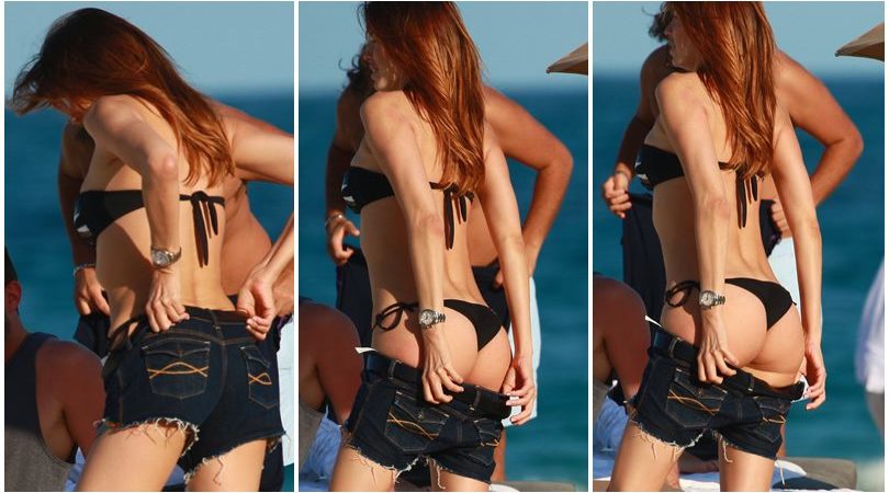Aida Yespica, spogliarello sulla spiaggia di Miami