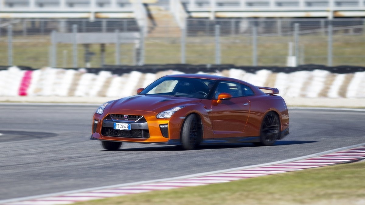 Nissan GT-R, la prova: a caccia di tedesche...