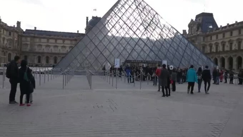 Parigi, un soldato spara ad un aggressore davanti al Louvre: le immagini dell'ingresso della polizia