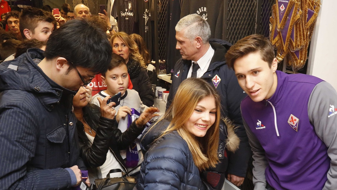 Fiorentina, quanti tifosi per Chiesa!