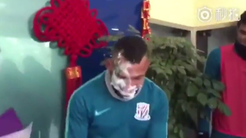 Tevez, primo compleanno cinese... con torta in faccia!