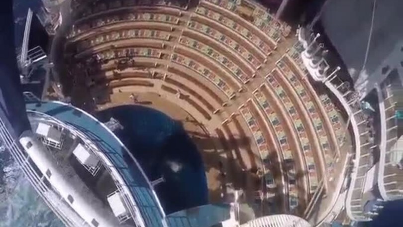 Il tuffo è da brividi nella piscina di una nave da crociera