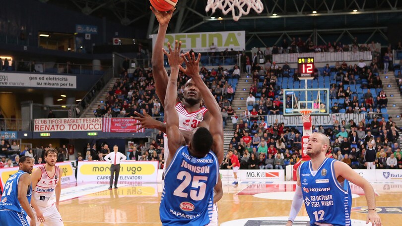 Landry stende Sassari, Cantù cade a Pesaro