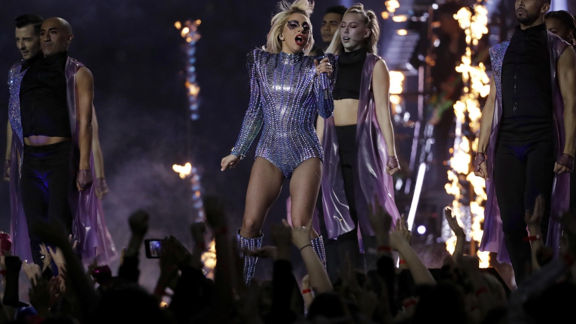 Super Bowl, lo spettacolare show di Lady Gaga