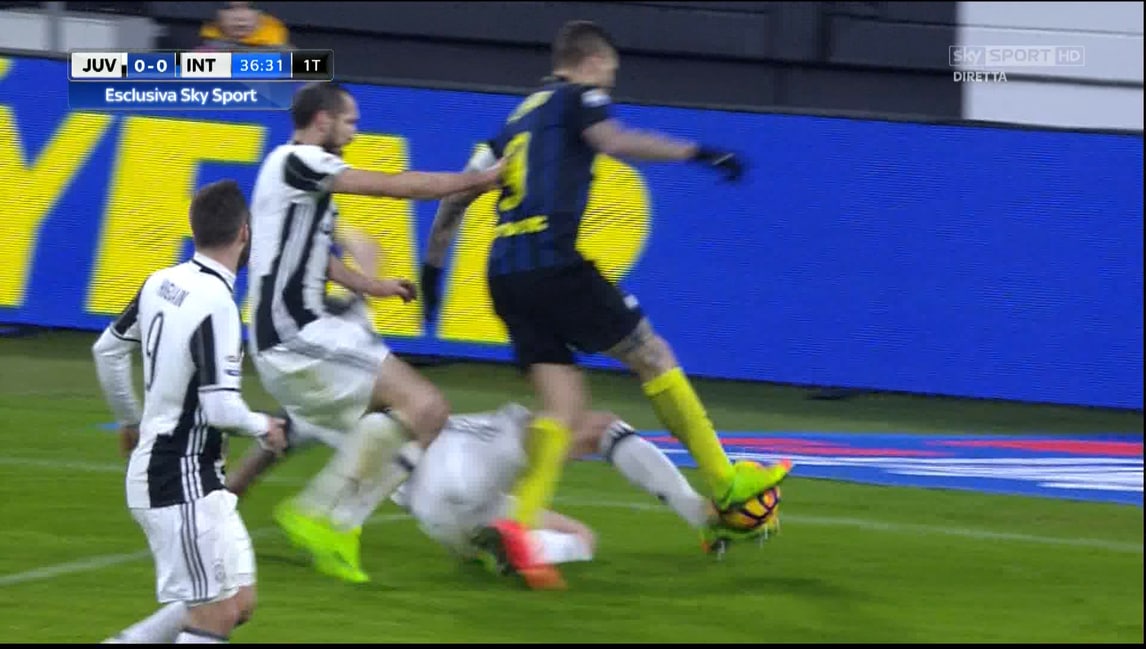 Mandzukic su Icardi sfiora la palla: che rischio!