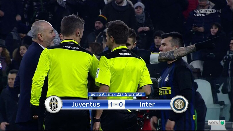 Icardi calcia la palla verso Rizzoli: rischia la stangata