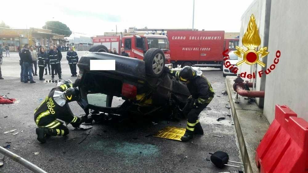 Roma, auto giù dalla tangenziale: grave il conducente