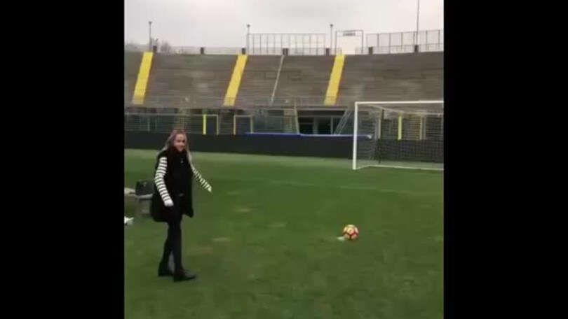 Papu Gomez a lezione di rigori dalla moglie