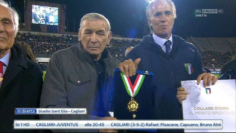 Gigi Riva riceve il Collare d'Oro: che emozione al Sant'Elia!
