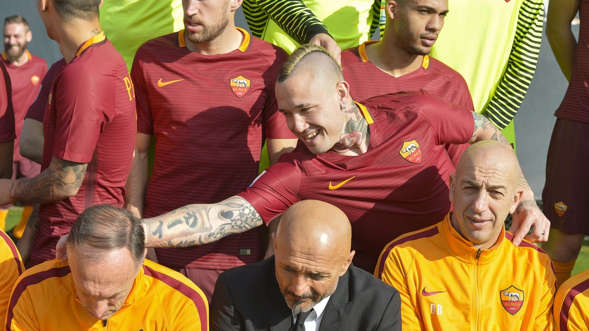 Roma, Nainggolan scherza al backstage della foto ufficiale