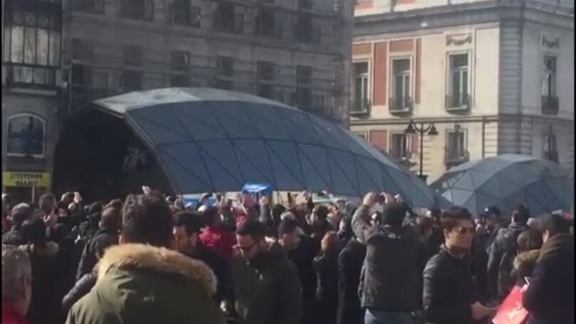 Real Madrid-Napoli, tifosi scatenati cantano "Un giorno all'improvviso"