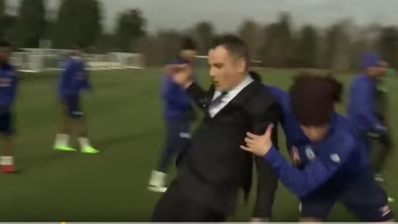 Chelsea, David Luiz "placca" un giornalista in diretta!