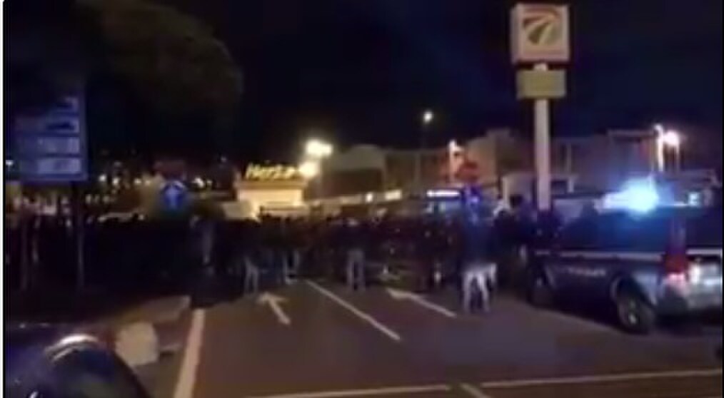 Genoa, sputi e insulti contro il pullman della squadra
