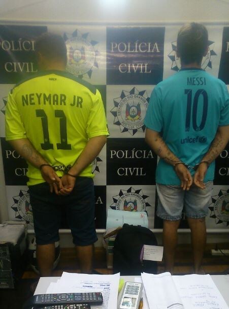 Arrestati con le maglie di Messi e Neymar: la foto è virale