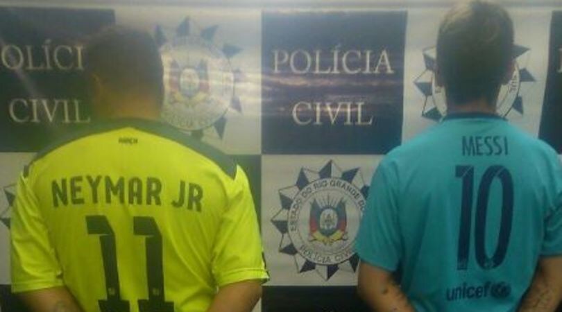 Arrestati con le maglie di Messi e Neymar: la foto è virale