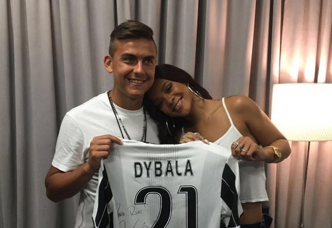 Dybala, auguri speciali a Rihanna: «Splendi come un diamante»