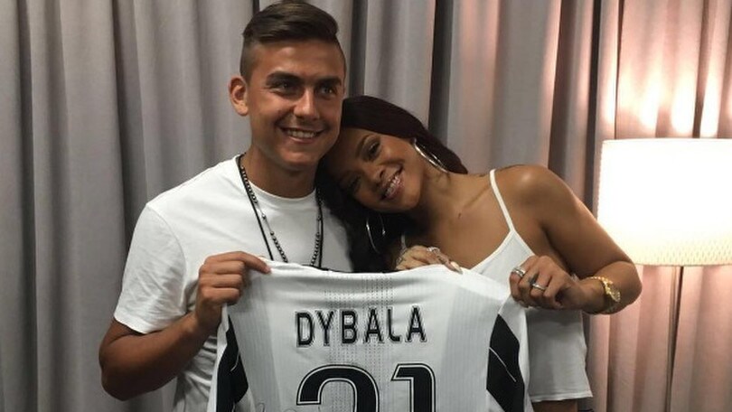 Dybala, auguri speciali a Rihanna: «Splendi come un diamante»