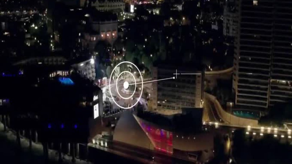 Margot Robbie "elettrizza" le Nissan a Montecarlo