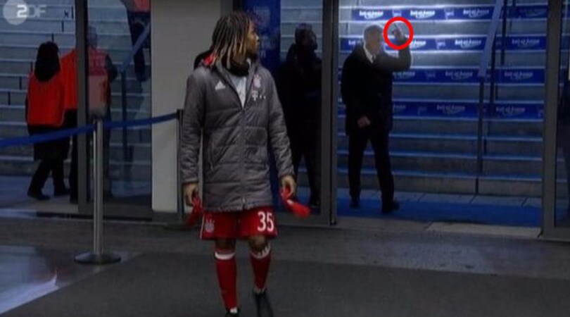 Bayern Monaco, dito medio ai tifosi: Ancelotti assolto