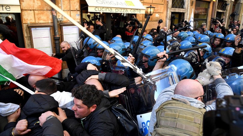 Taxi, tensione a Roma: scontri davanti alla sede del Pd