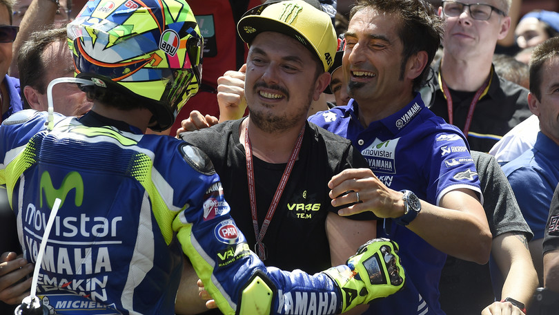 Alessio Salucci merayakan selebrasi atas kemenangan Rossi