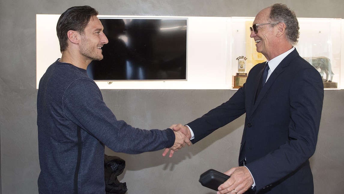 Roma: Falcao a Trigoria, abbracci con Totti, Conti e Baldissoni