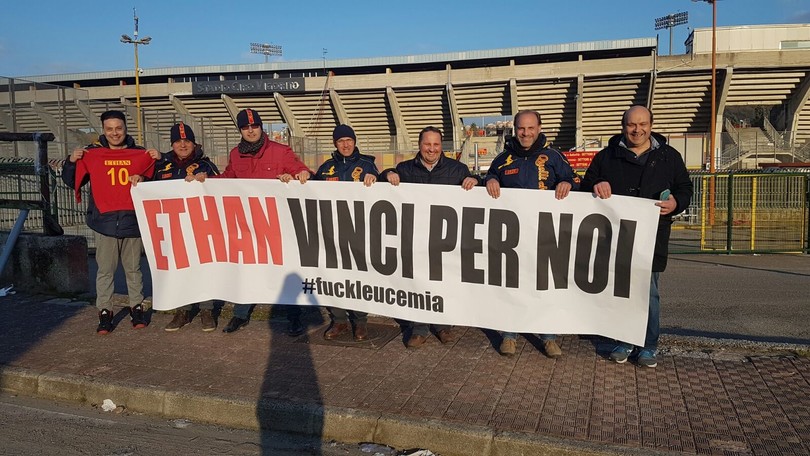 Benevento, i tifosi giocano per il piccolo Ethan