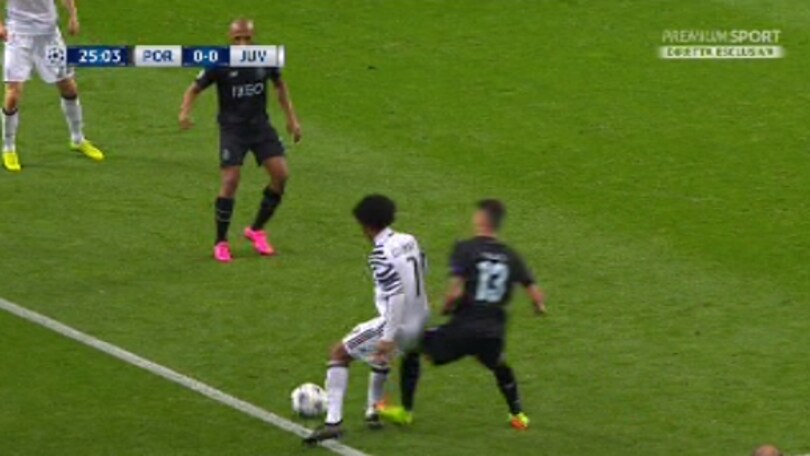 Porto-Juventus, Telles espulso: la fotosequenza dei due falli