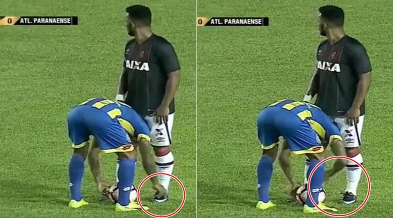 Copa Libertadores, slaccia le scarpe all'avversario che l'ostacola
