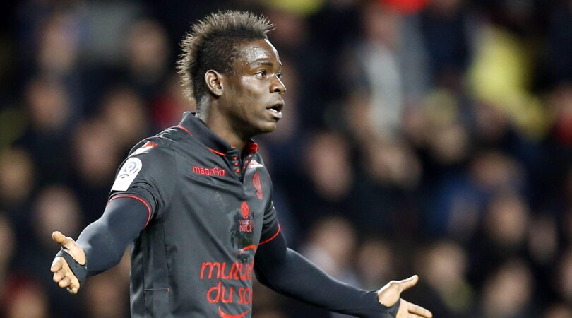 Favre lo taglia, i tifosi lo difendono: caso Balotelli a Nizza