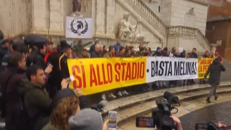 La protesta dei tifosi della Roma in Campidoglio