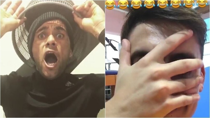Juventus: Dani Alves danza con un copricapo strano...e Dybala ride