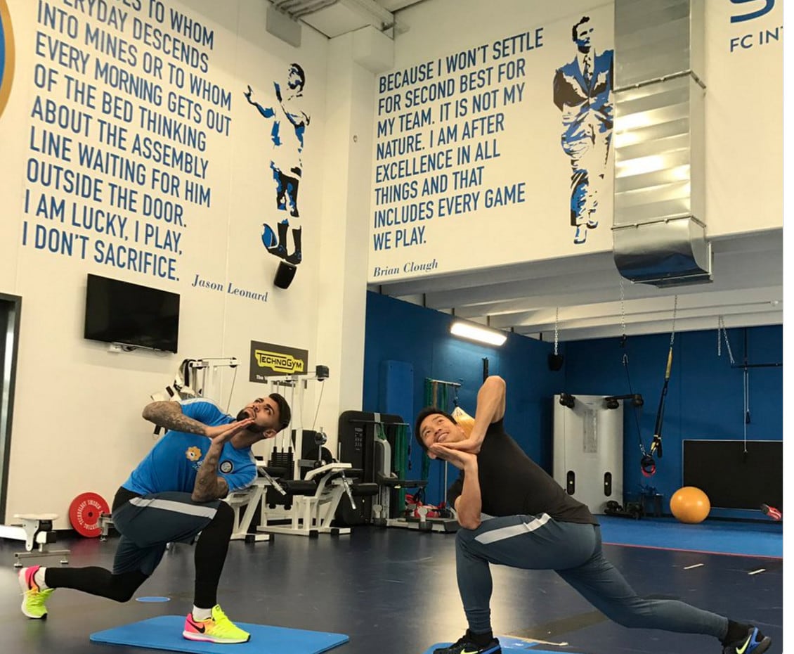 Nagatomo e Gabigol, yoga e sorrisi